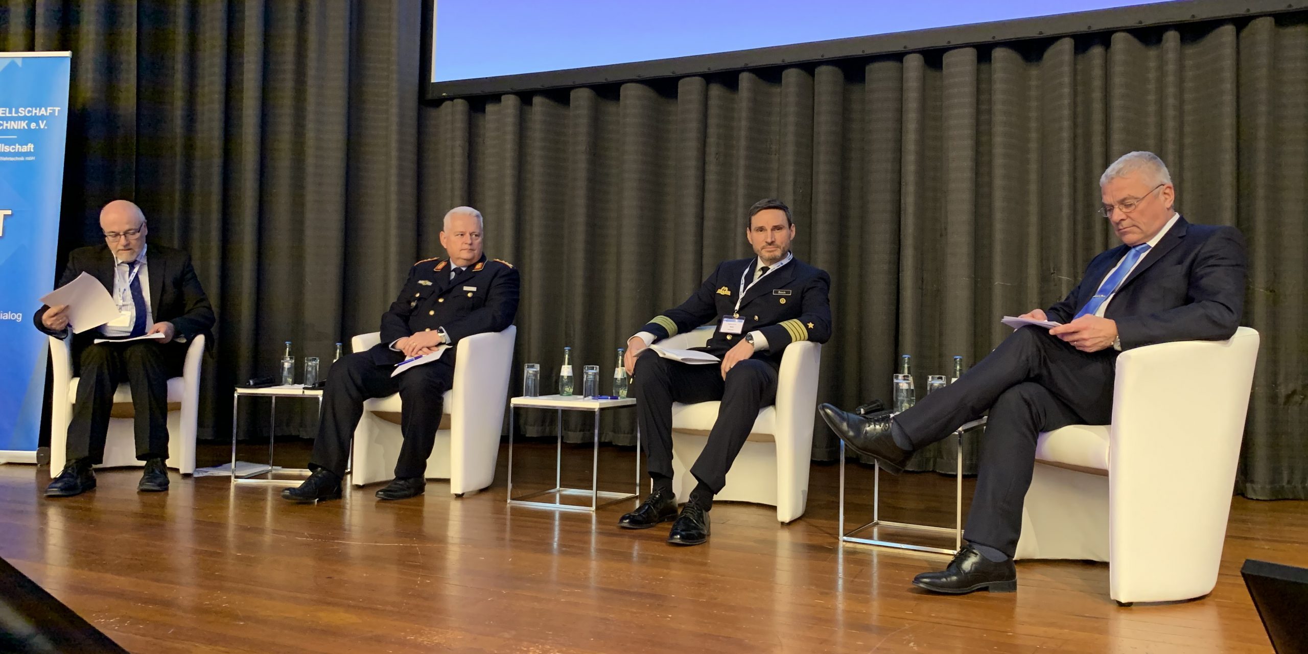 The participants of panel discussion “Perspectives on the Further Development of the Bundeswehr” at the DWT symposium (from left to right): Hubert Blahnik, Deputy Head of the Equipment Department, German MoD, Lieutenant General Michael Vetter, Head of the CIT Department, German MoD, Captain at Sea Sven Beck, Planning Department I 1, German MoD, Major General (ret) Reinhard Wolski, Senior Consultant, Behörden Spiegel. (Photo: BS/D. Frank)